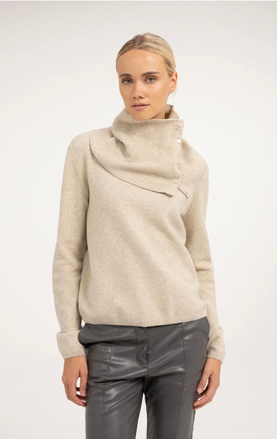 Sweater with detachable collar