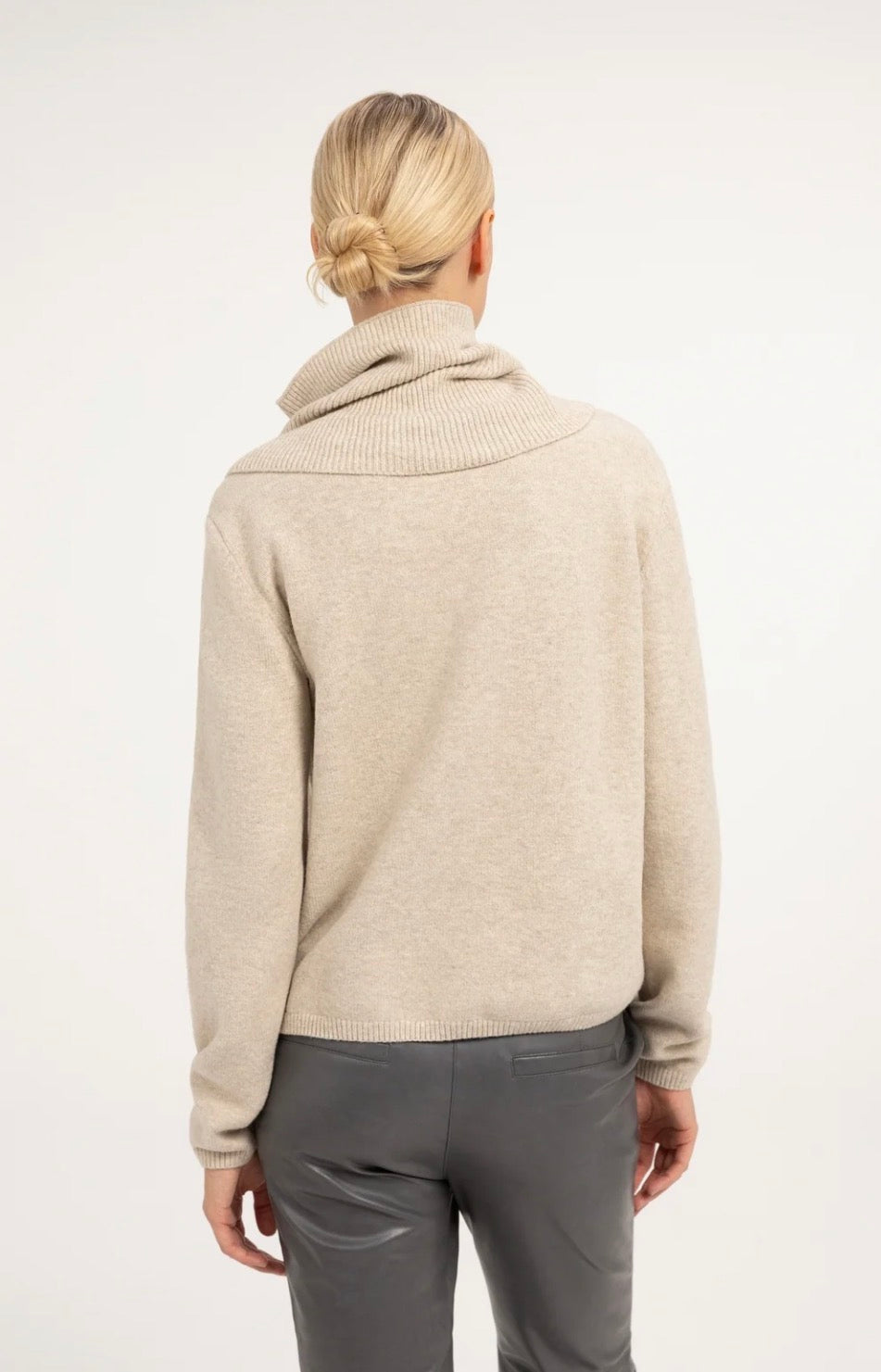 Sweater with detachable collar