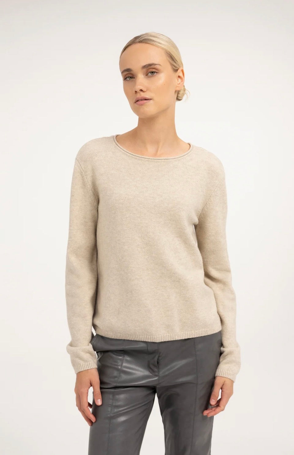 Sweater with detachable collar